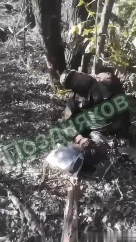 据俄媒信源，在俄军夺回的一处乌军阵地密林深处，意外发现了一名被乌军酷刑折磨并处决