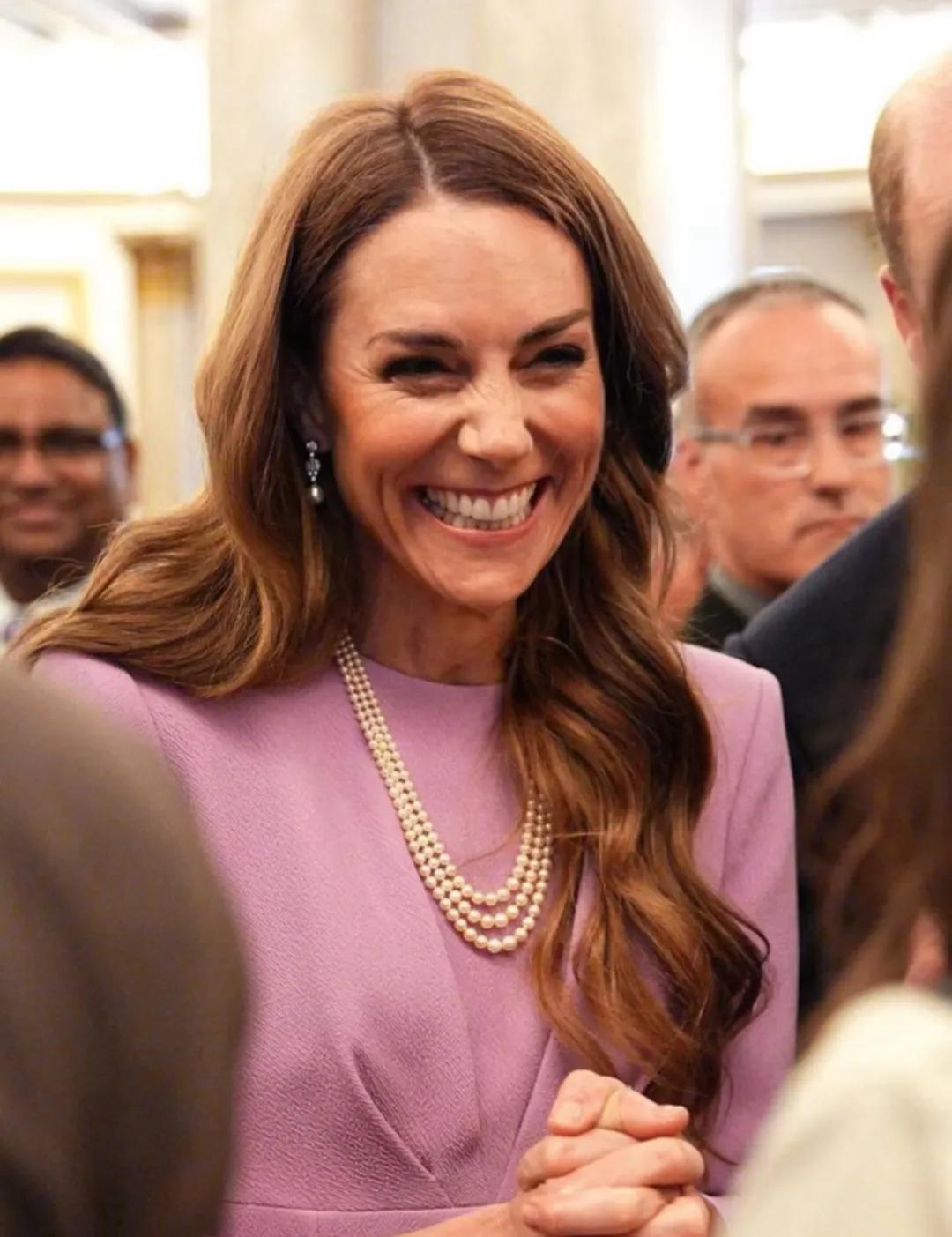 谁能想到风光无限的英国威尔士王妃，居然被天生软嗓子坑到怀疑人生！最近44岁的凯特