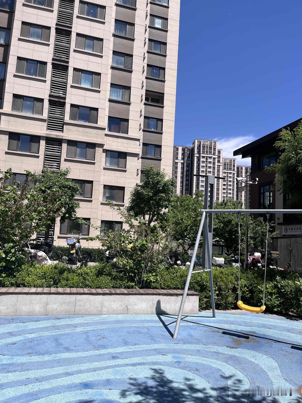 北京天气过山车：昨天冻到穿羽绒，今天33℃烤成干，就服这10度温差！

北京的春