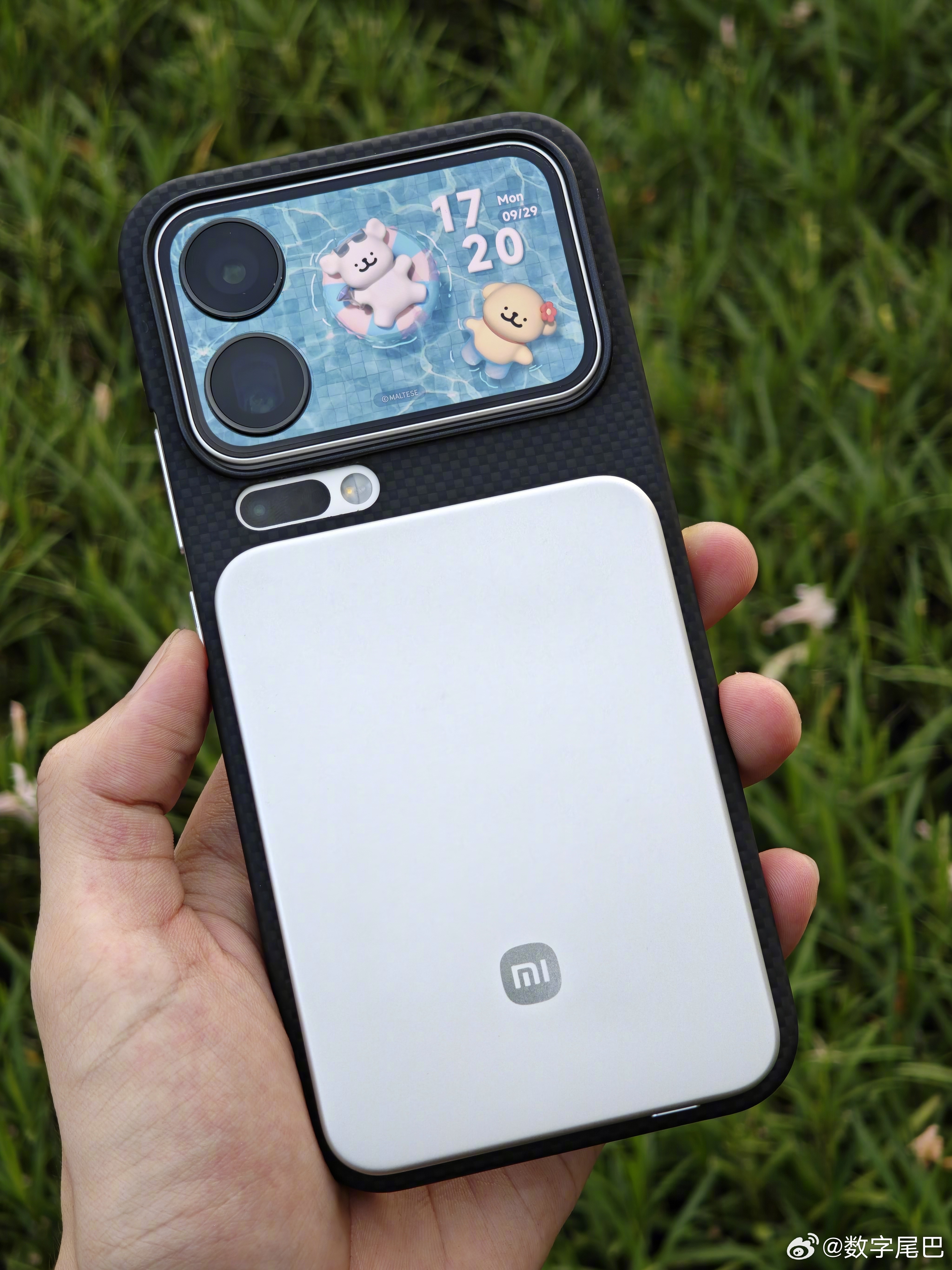 拿到小米这块只有 6 毫米的超薄充电宝了[笑而不语]给大伙看看分别在小米 17 