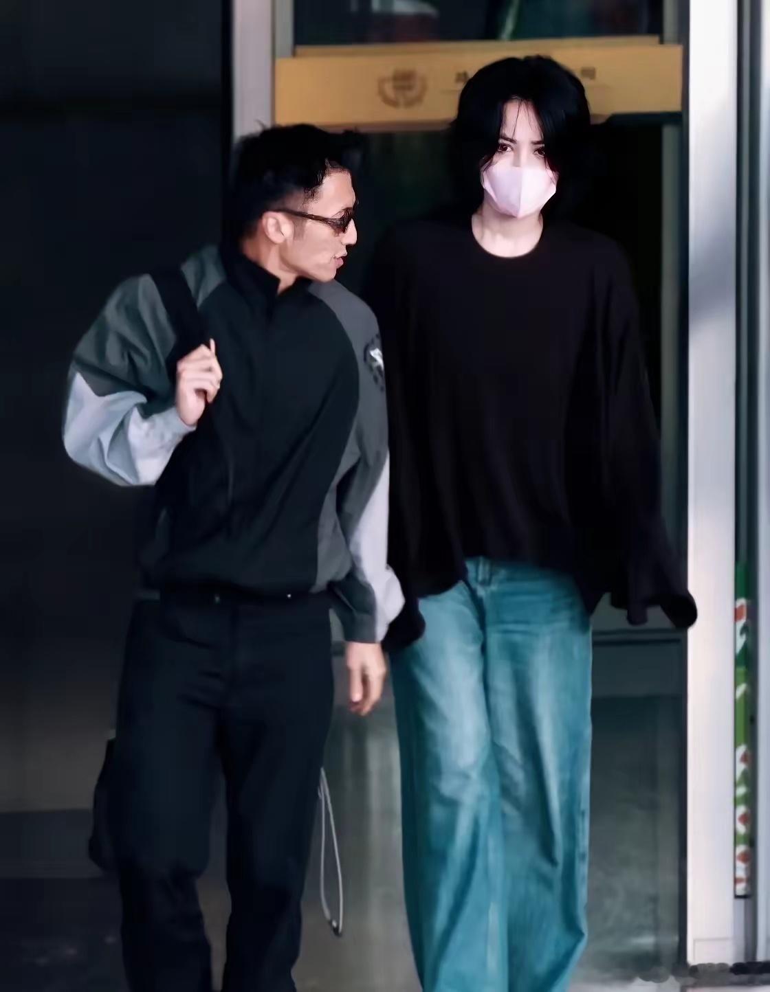 谢霆锋沈阳场看到“锋哥替我祝菲姐生日快乐”手幅，笑着连喊两三次“生日快乐”，这事