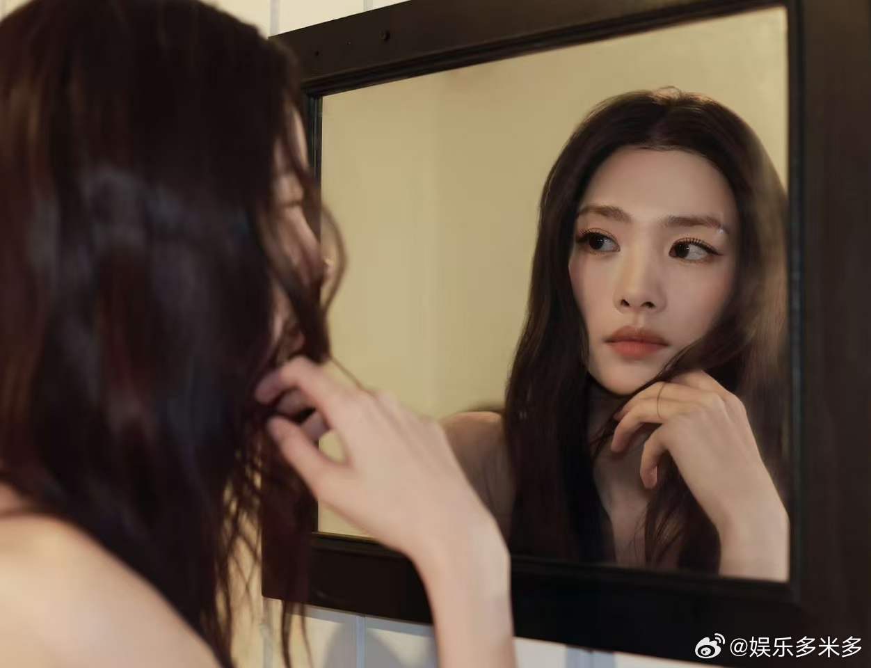 张艺上浪姐初舞台造型 黑长直配白蛋糕裙甜度刚好！清清爽爽像初恋，和剧里反差感绝了