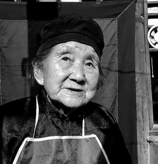 1984年，一位84岁的老太太缓步走进政府接待处，平静地对工作人员说道：“我要捐