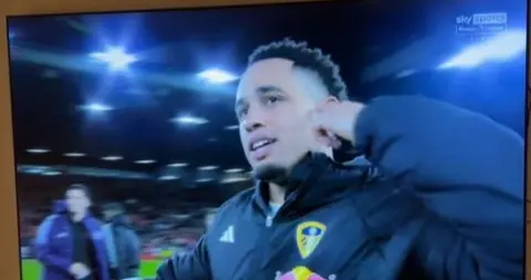 笑嘻了！前队友梦剧场梅开二度，哈兰德在线吃瓜曼联输球