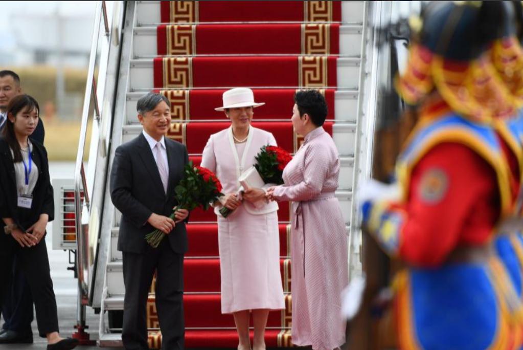 -“关闭领空！让日本天皇待在蒙古国！”
 
这次日本天皇到访蒙古国这件事引起了无