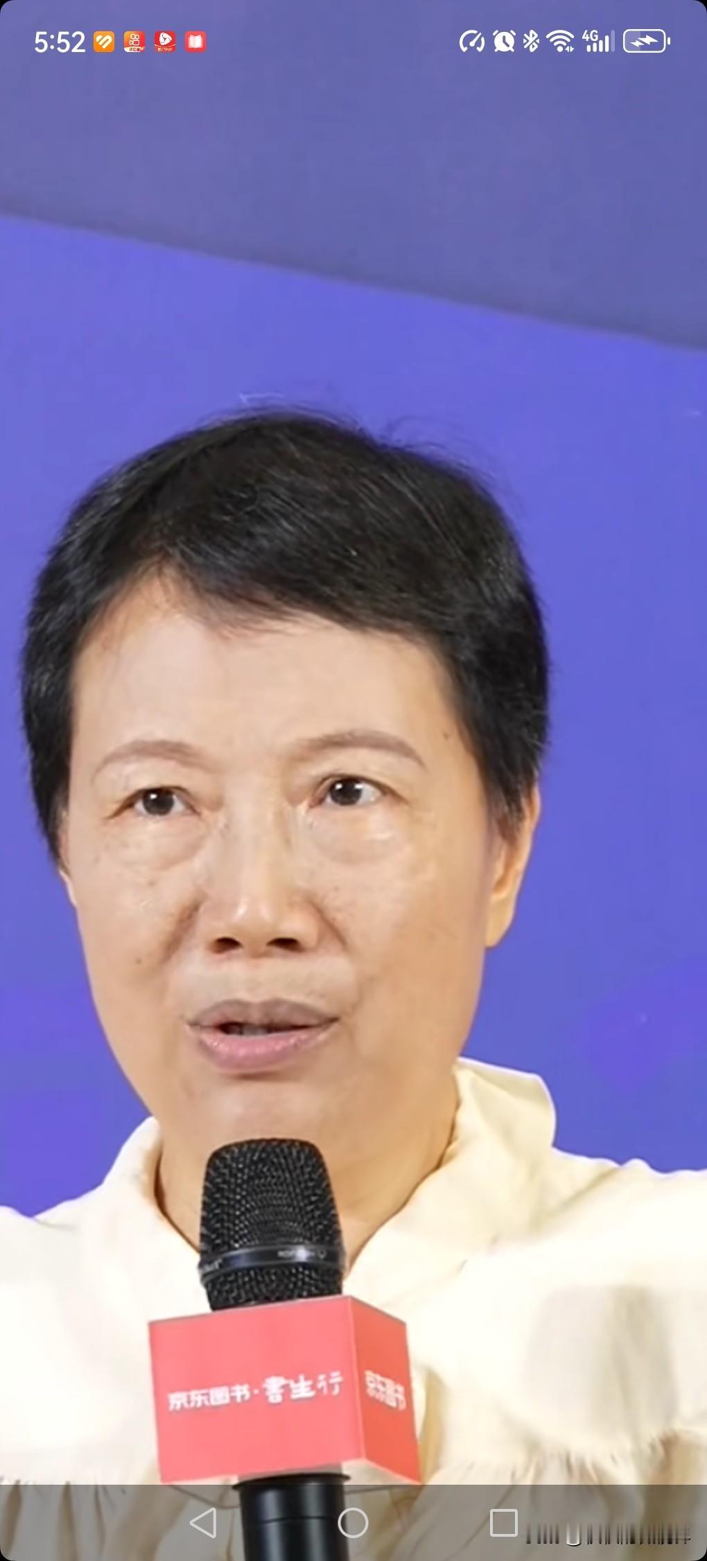 刚刚刷到了“叶檀财经”的直播间，
我在她的直播间我驻足许久。


8月16日下午