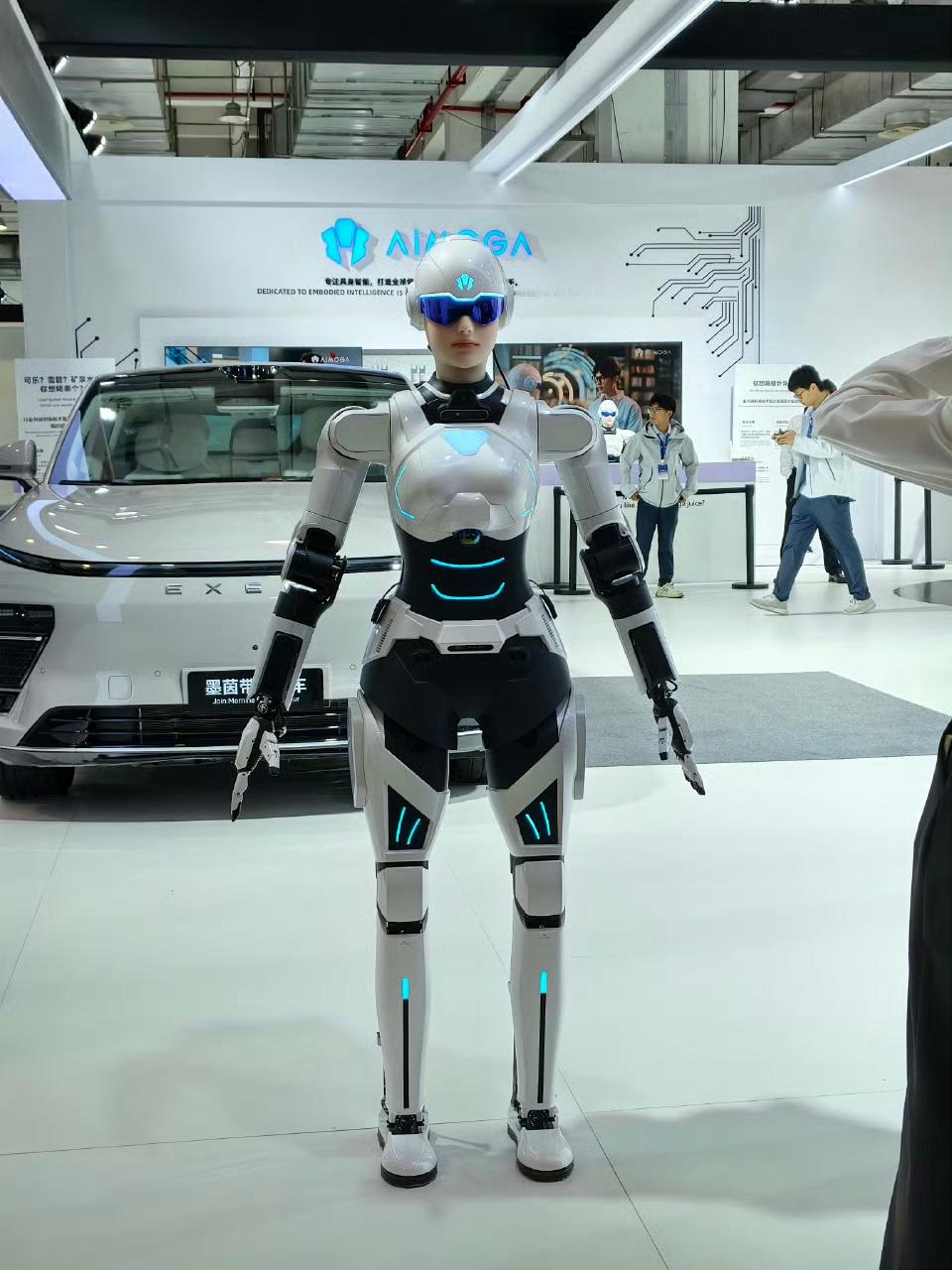 2025奇瑞全球创新大会新研发的墨甲机器人—墨茵，是全球第一个完成“软硬件欧盟认