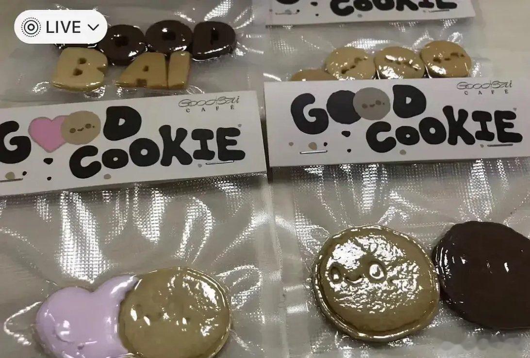 网友吐槽白敬亭开的饼干店价格太高，但明码标价，嫌贵不买就行了呗[摊手][摊手] 