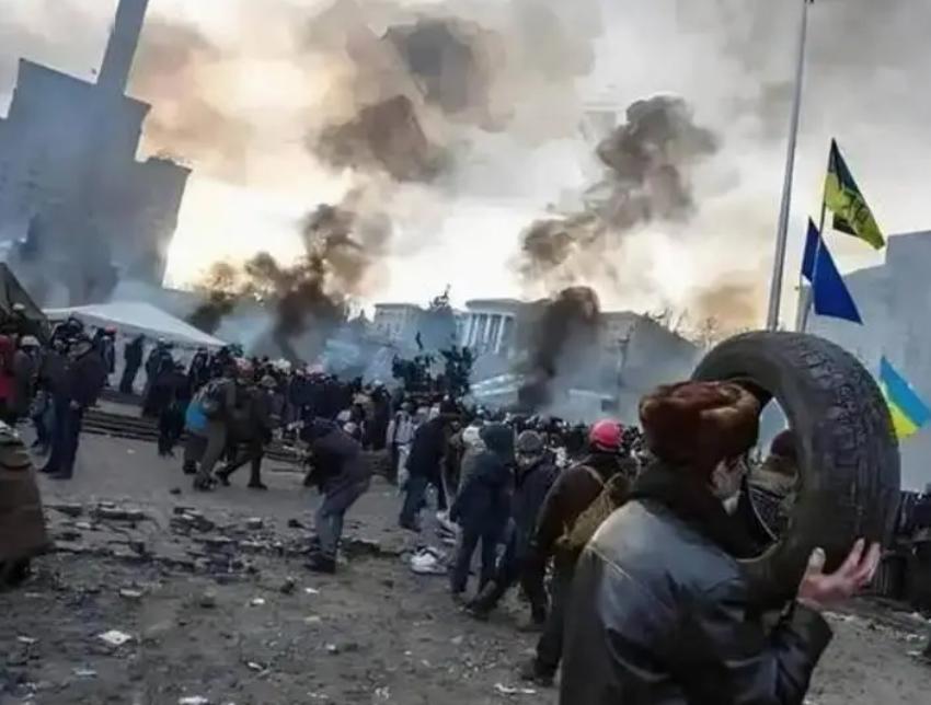 火光冲天！基辅多地爆炸，俄军发动大规模空袭，北约战机升空作战，俄乌冲突全变了。