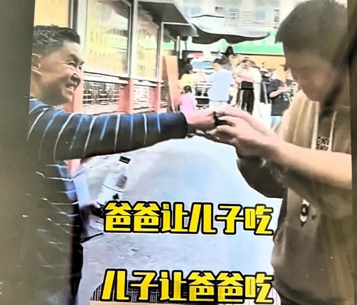 高考结束，父子情深朴实，平凡而又伟大的父亲，懂得感恩孝顺的孩子令人感动泪目。
