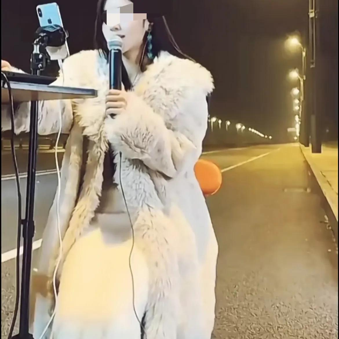 乐山一主播在马路开直播，没想到被一辆宝马车撞到的后续来了！

女主播凌晨路边直播