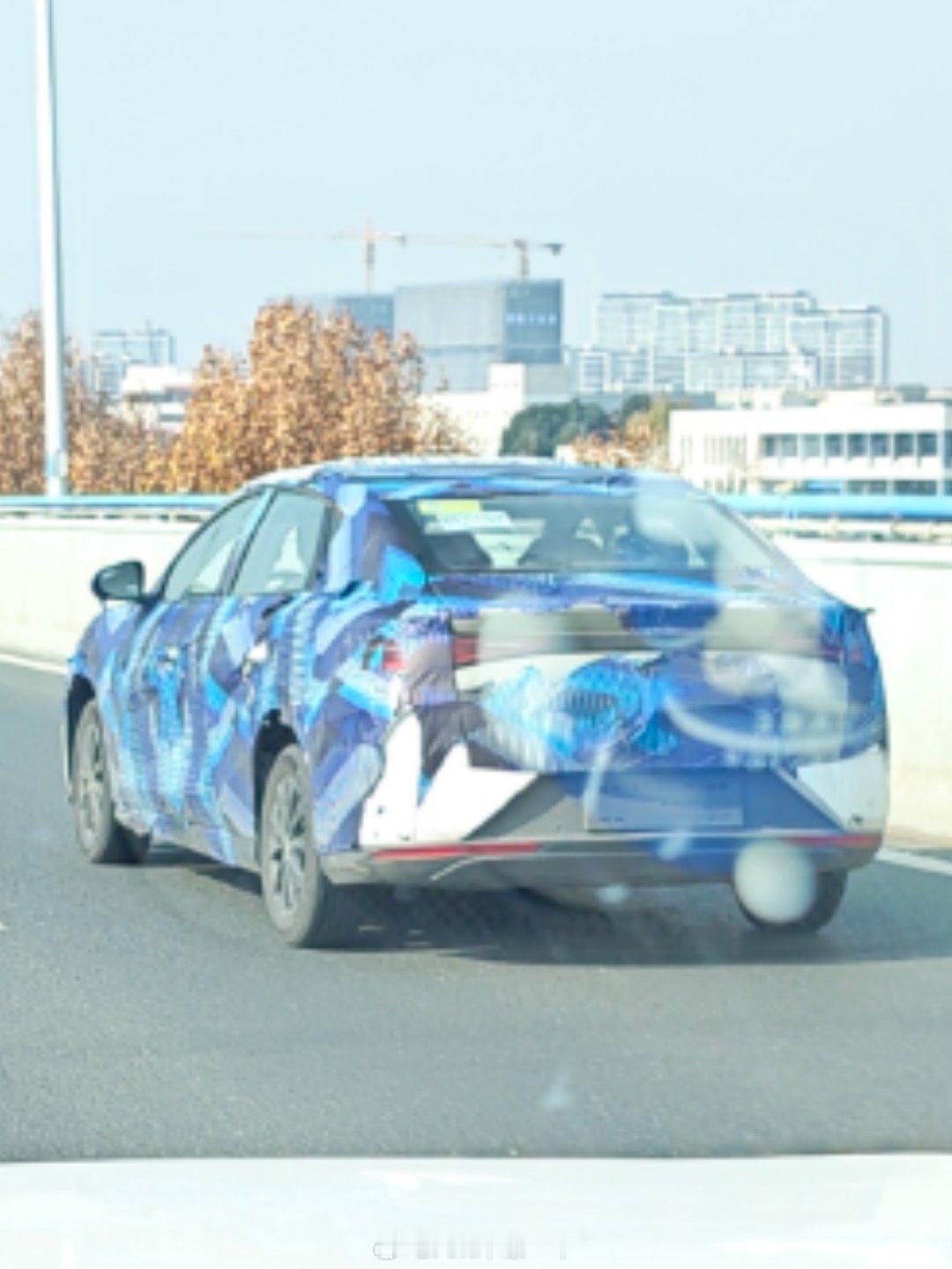 应该是比亚迪的伪装车，像是e7，看来这车在比亚迪合肥工厂生产