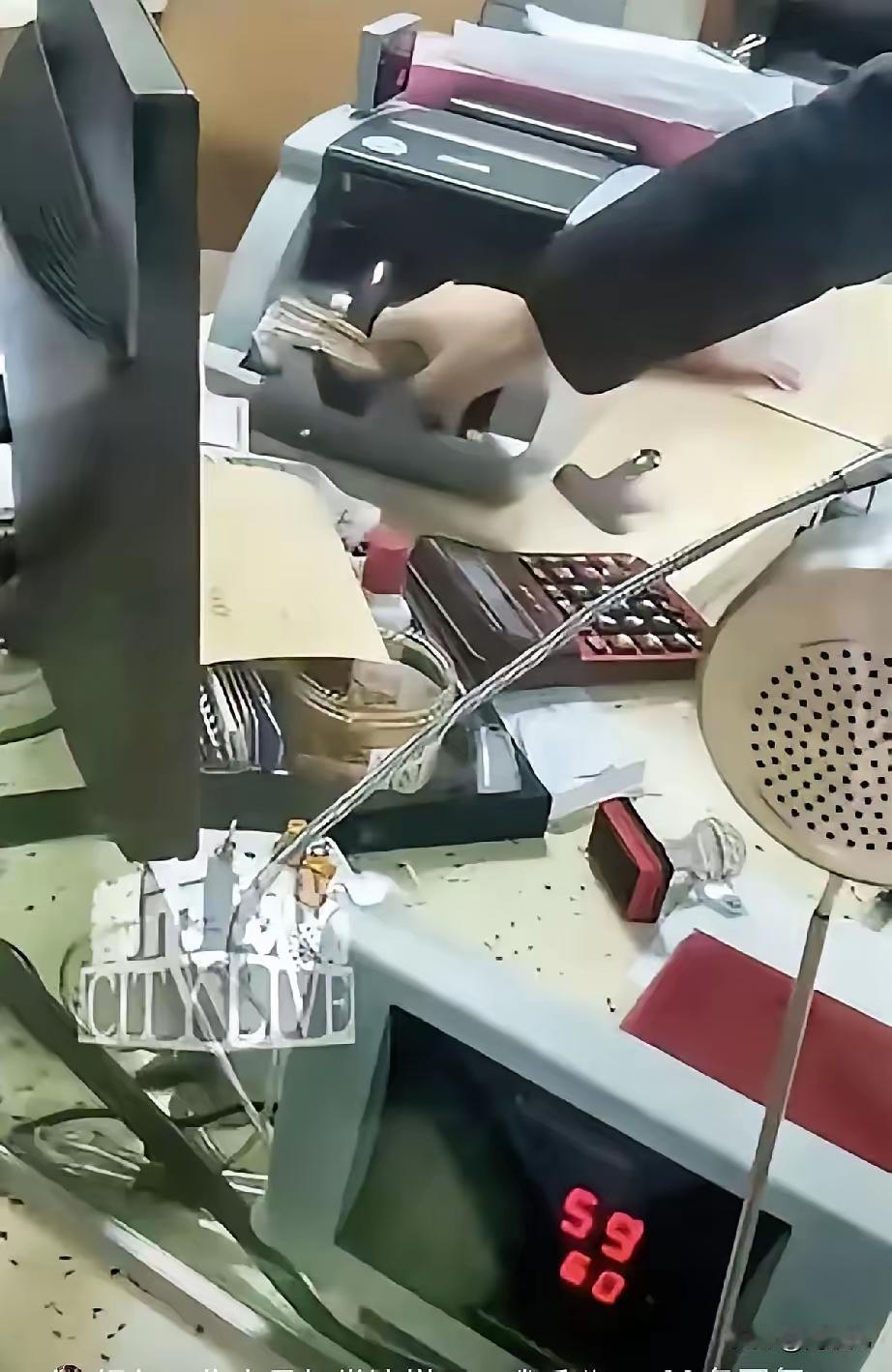 湖南娄底这事儿真叫人心里发毛。银行柜员为了5块钱，居然在大庭广众之下偷偷把钱藏起