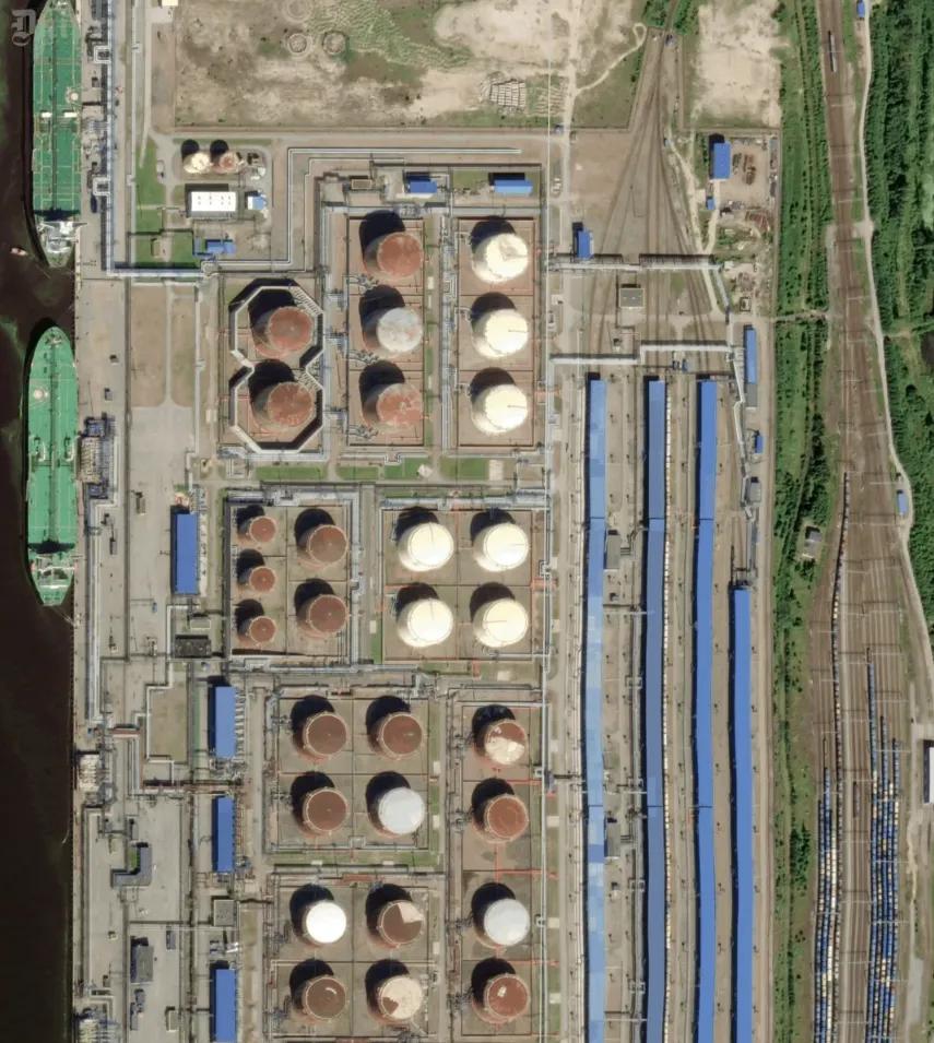 卫星图像记录了乌克兰国防军对俄罗斯联邦波罗的海两个关键港口空袭后果。乌斯季卢加港