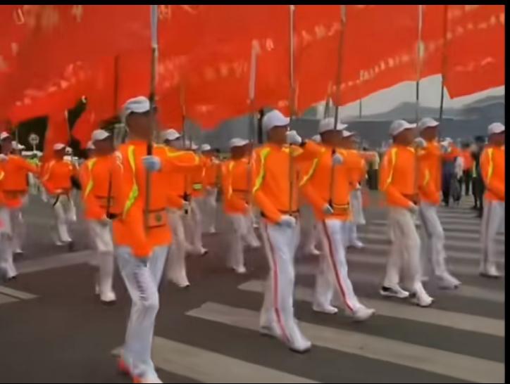 暴走团的队伍越来越大，野战军变成正规军，彩旗飘飘，衣服靓丽，走起来就像举办大型运