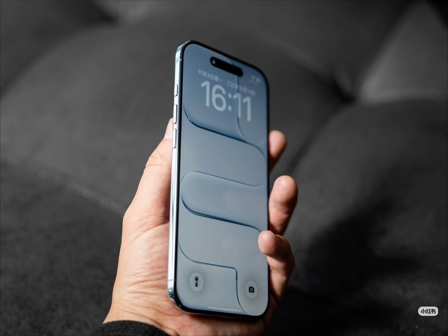 没忍住下单了iPhone Air；没办法，对美的东西总有点追求。一样的价位，面前