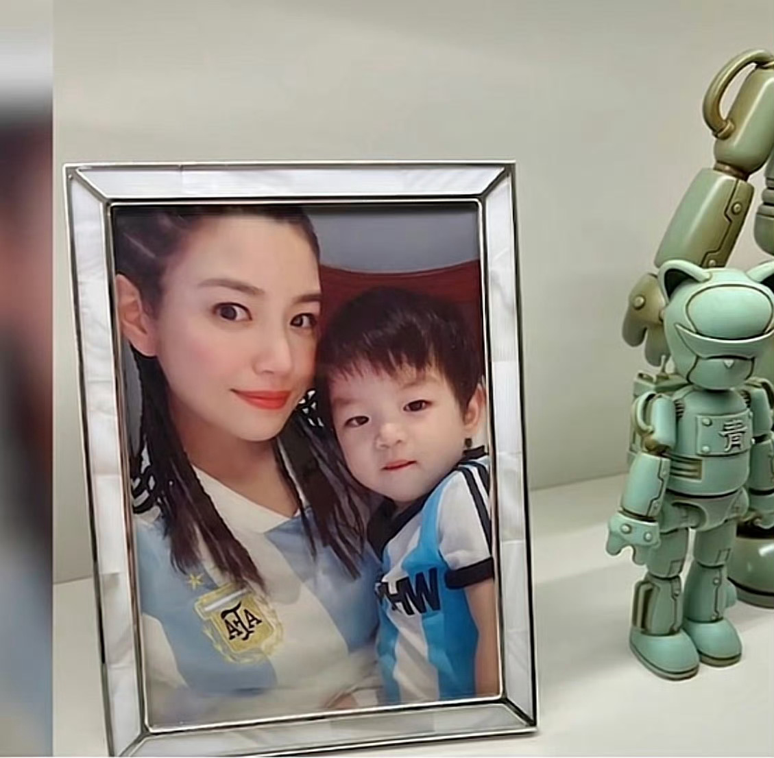 才知道陈妍希儿子名字陈睦辰第一次知道小星星的大名哎，“睦”字意指家庭和睦，“辰”