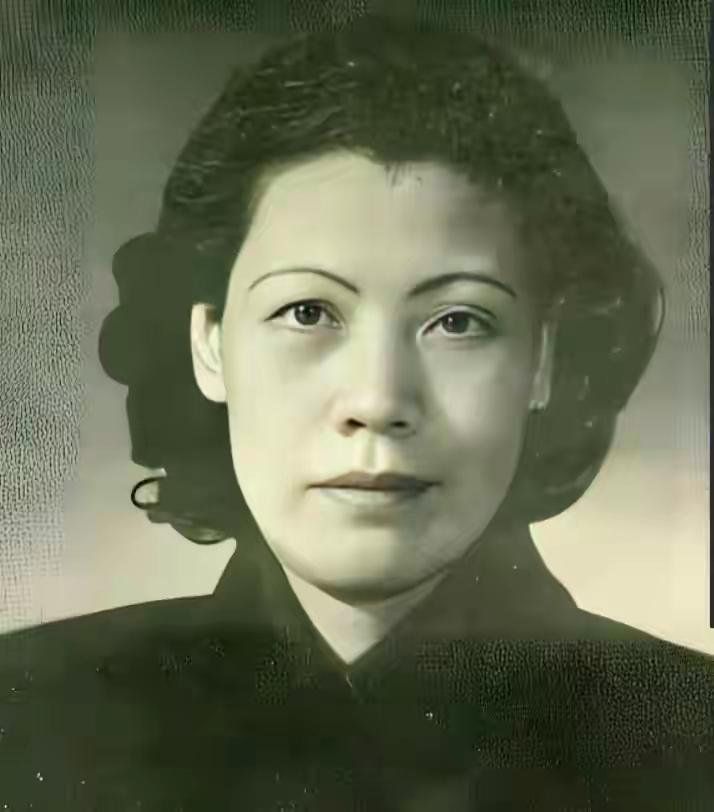 1905年中秋，四川忠县的一户书香门第迎来了一个女婴。家人给她取名“德君”，寓意