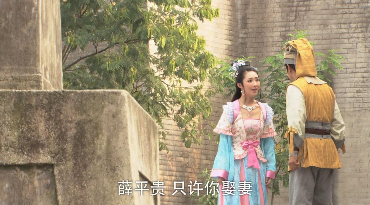 薛琪5套穿搭，香槟色那件最甜美。

薛琪在剧中装扮都偏甜美可爱风格，发饰也都是蝴