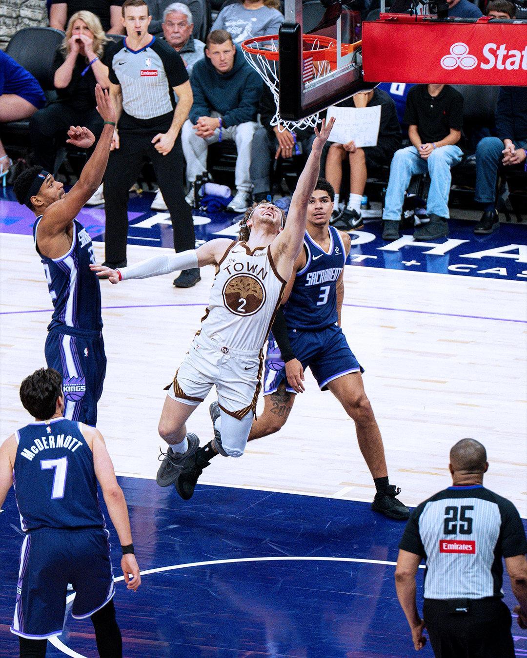 波齐姆斯基30分，3篮板，1助攻，1抢断。勇士vs国王