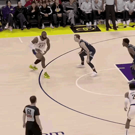 说乔丹球风飘逸，动作优美，是没有任何人反对的，轻盈灵巧而又舒展有力。
詹姆斯就像