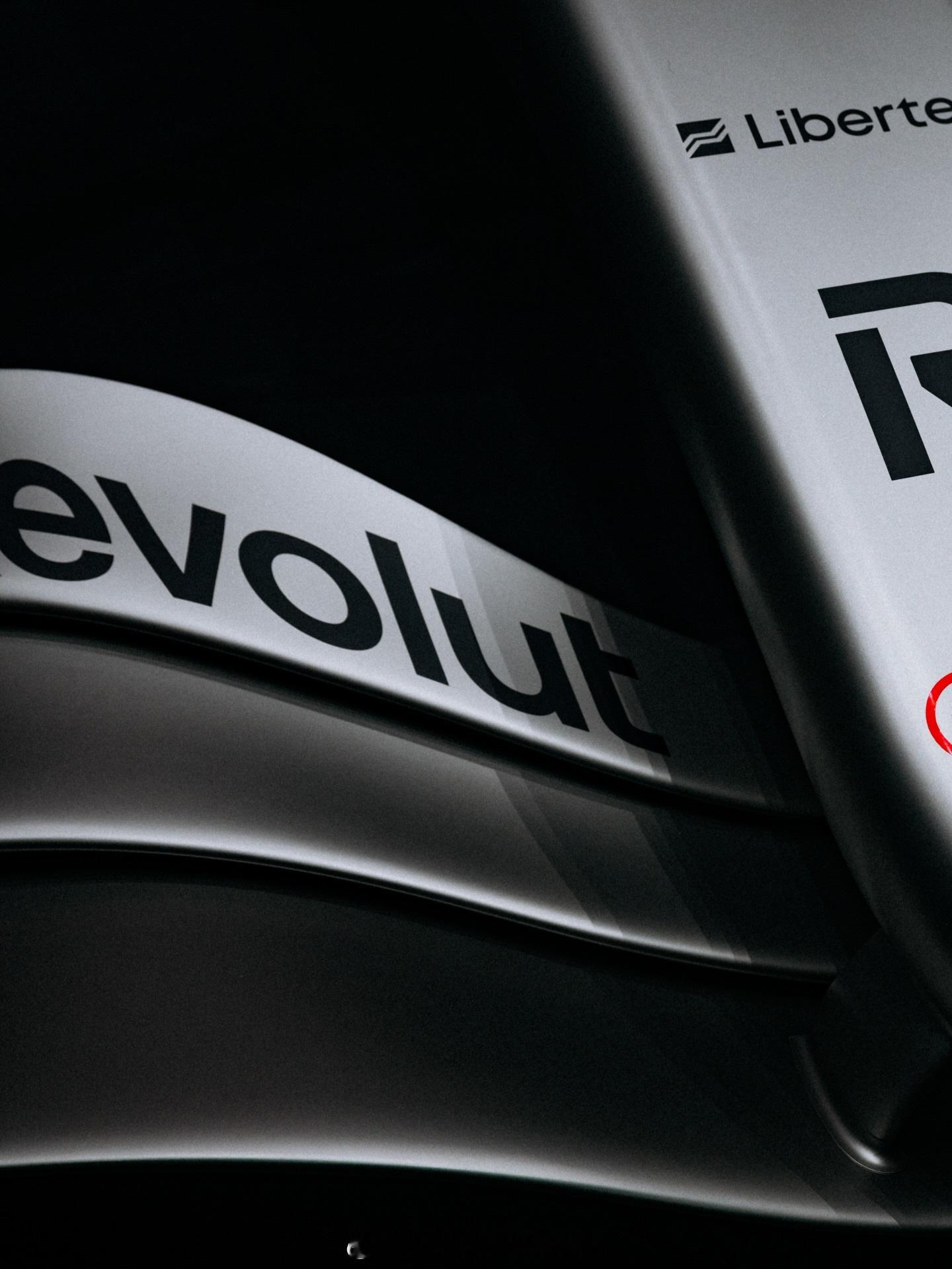 奥迪R26赛车涂装和车手服装只是涂装发布，车还不是最终版F1奥迪赛车 北京