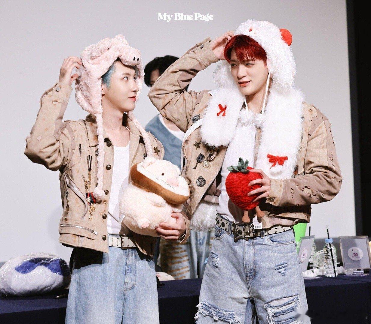 也许红发男子自己都不知道，他望向绿发男子的眼神仿佛在说我爱你 