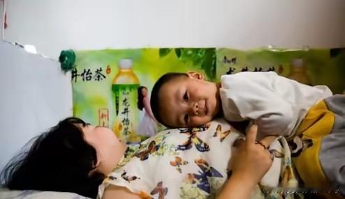 “医学奇迹！”2011年，江西一男子不顾家人反对，娶瘫痪女子。新婚夜前夕，岳母支