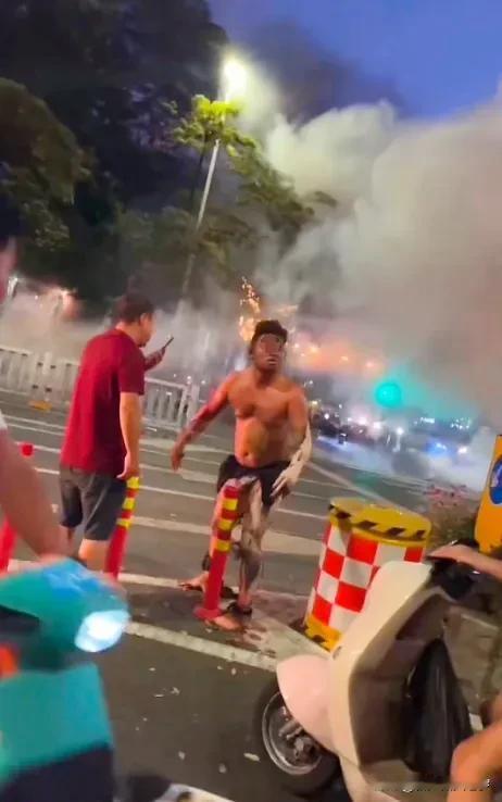 太可怕了！广东深圳一男子，正骑着电鸡，下一秒电鸡突然自燃，快速烧起了熊熊大火！