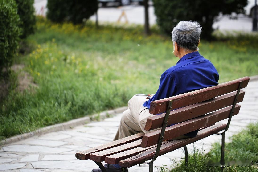 北京，一大爷雇了一位保姆来照料自己。经过几年相处，大爷打算托付保姆为自己养老送终