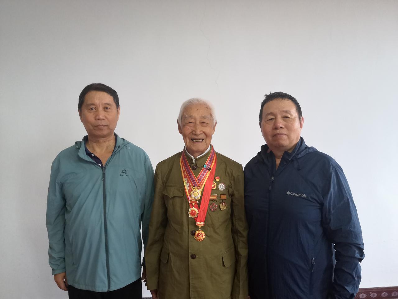 八一建军节前夕，抚顺市关工委主任张敏、副主任傅波走访慰问了96岁的老干部安业兴。