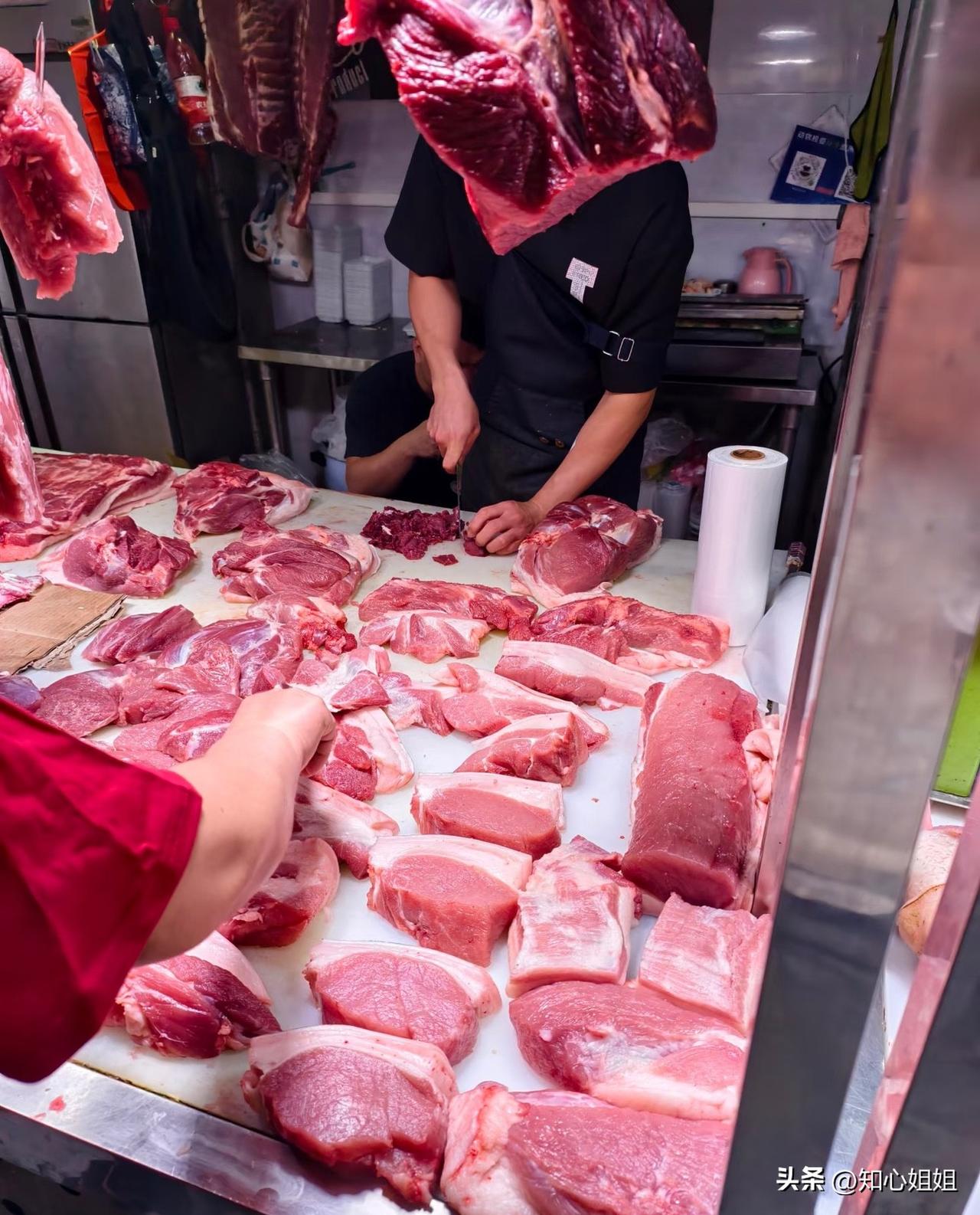 买肉时牢记四买三不买
1，买前腿肉
2，买护心肉
3，买梅肉
4，买通脊肉
1，