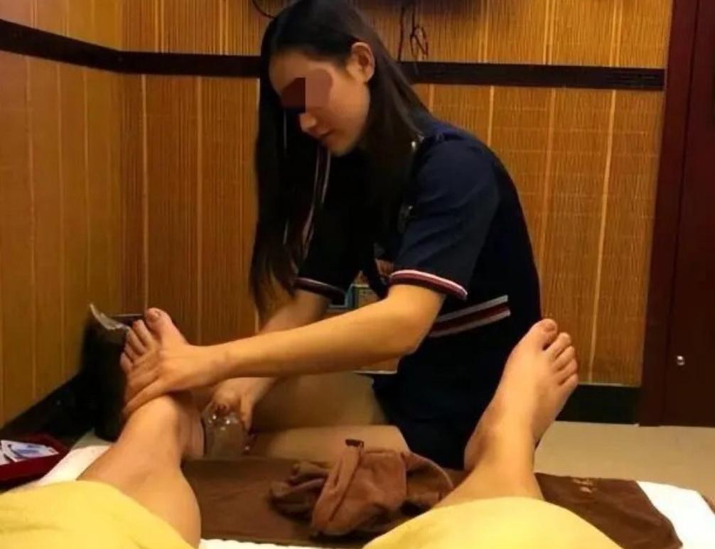 湖北，一男子按摩店结识了女技师，两人长期保持暧昧关系，3年后女技师离职，男子前往