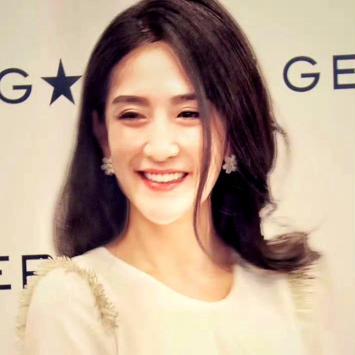 央视名嘴曾当面指着她的鼻子笑她字典里根本没有端庄。如今这个疯丫头踩着十厘米高跟鞋