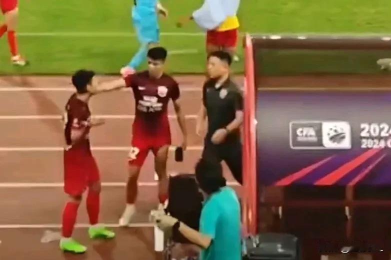 飘了！真不知道自己是谁了？武磊公然挑衅浙江队球迷，工作人员拉都拉不住，难道又看见