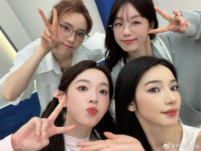 代斯发了和张月陈瑶徐梦洁合照 代斯发了和张月陈瑶徐梦洁合照，姐姐们加油！ 