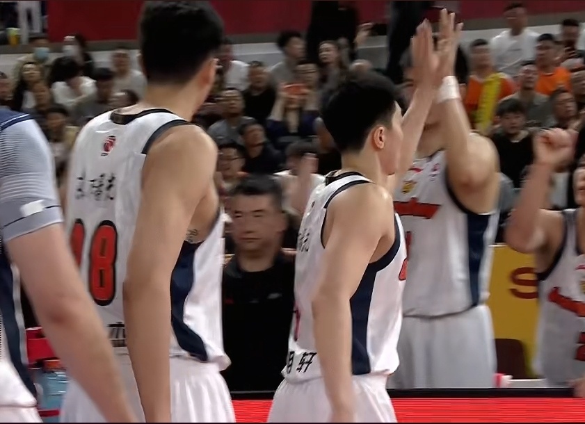 我今天决定临时观看山西男篮VS广东搓澡武术散打拼多多队！cba