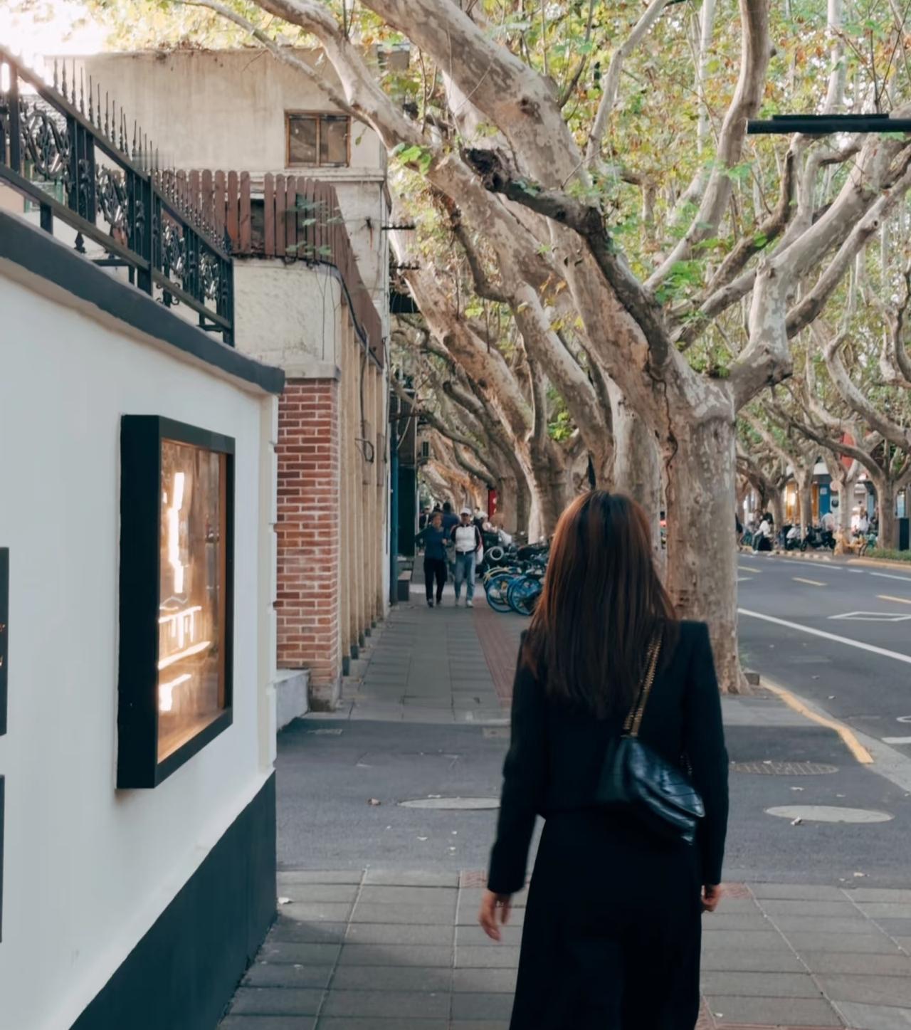 我发现身边的姐妹最近都变了，

不爱背包了。

我们上周公司组织聚餐，

姐妹们