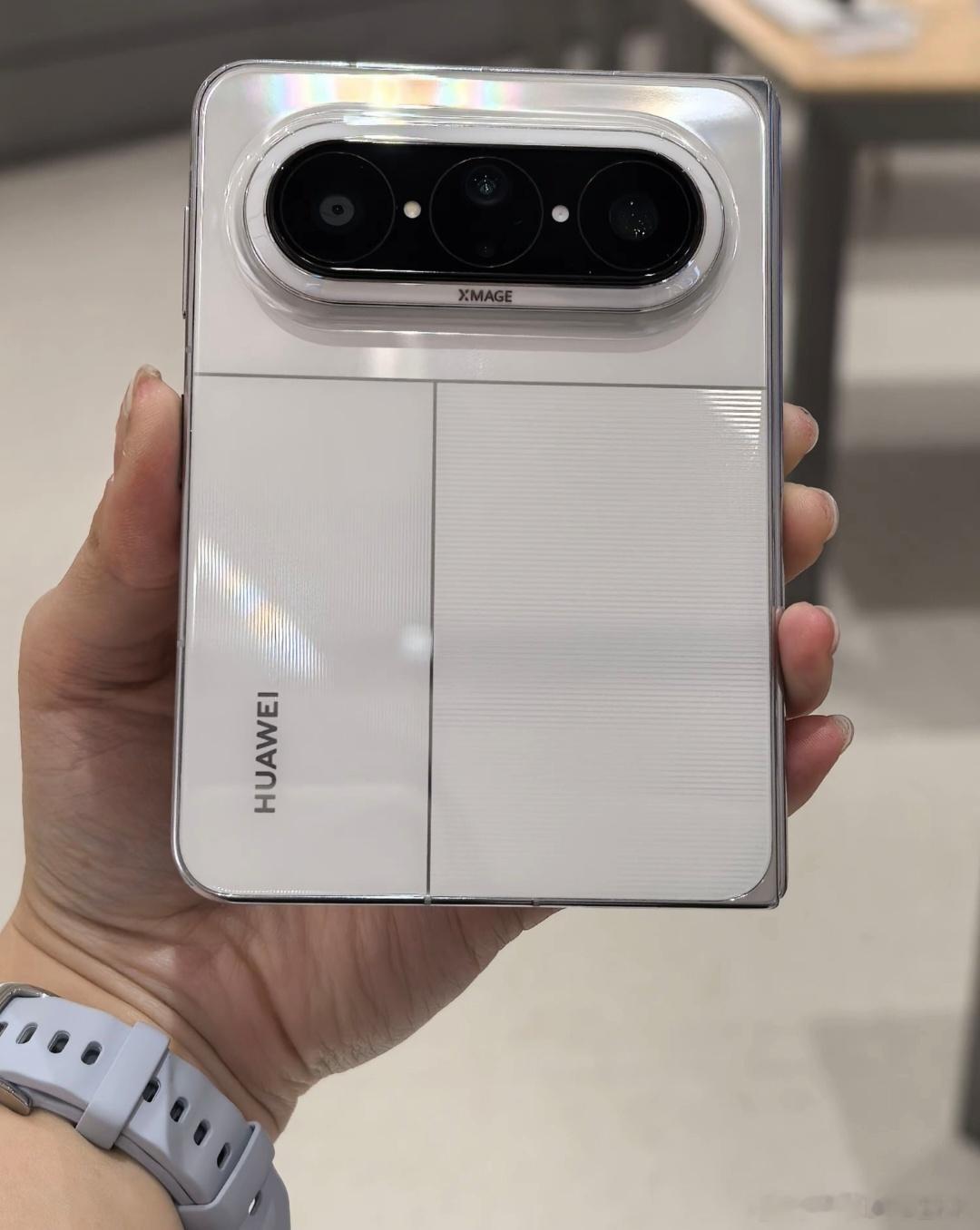 1万买华为折叠还是iPhone如果买折叠屏，我肯定选华为阔折叠，展开像平板，还能