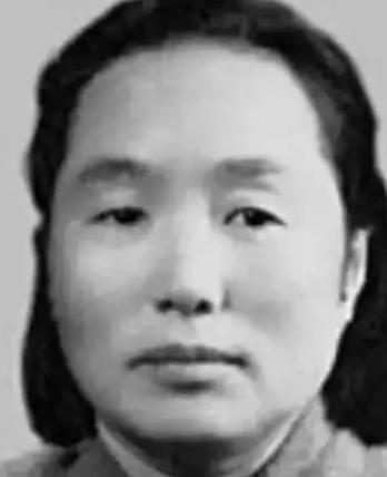 1937年，地主王学文发现一20岁女兵躺在家门口，见四下无人，他一下将女兵扛到了