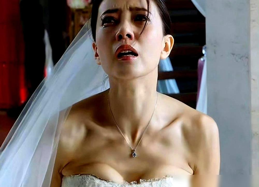 衬衫扣子崩飞的那一刹那，全场死一般的寂静。三十岁的女演员，硬是跪在粗粝的水泥地上