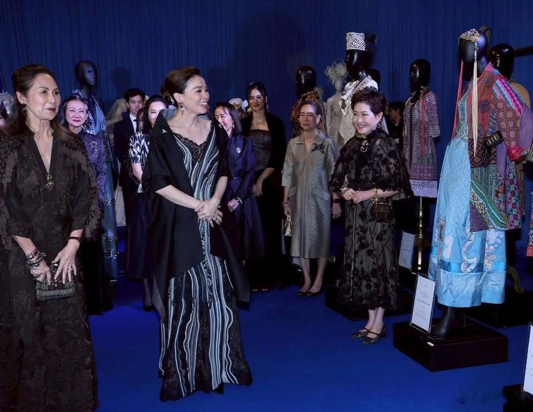 🇹🇭11月21日，泰国王后苏提达观看御用设计师Atelier Pichita