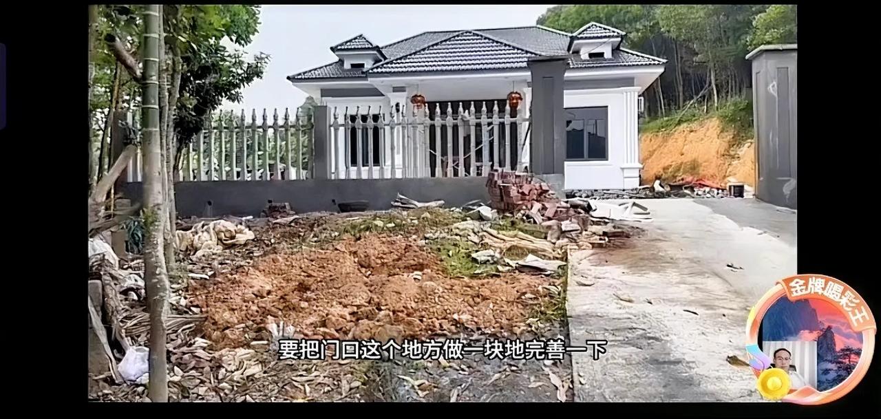 小松昨天在征求网友们的意见，围墙大门口有一块空地闲着，怎样利用起来？我看建一个平