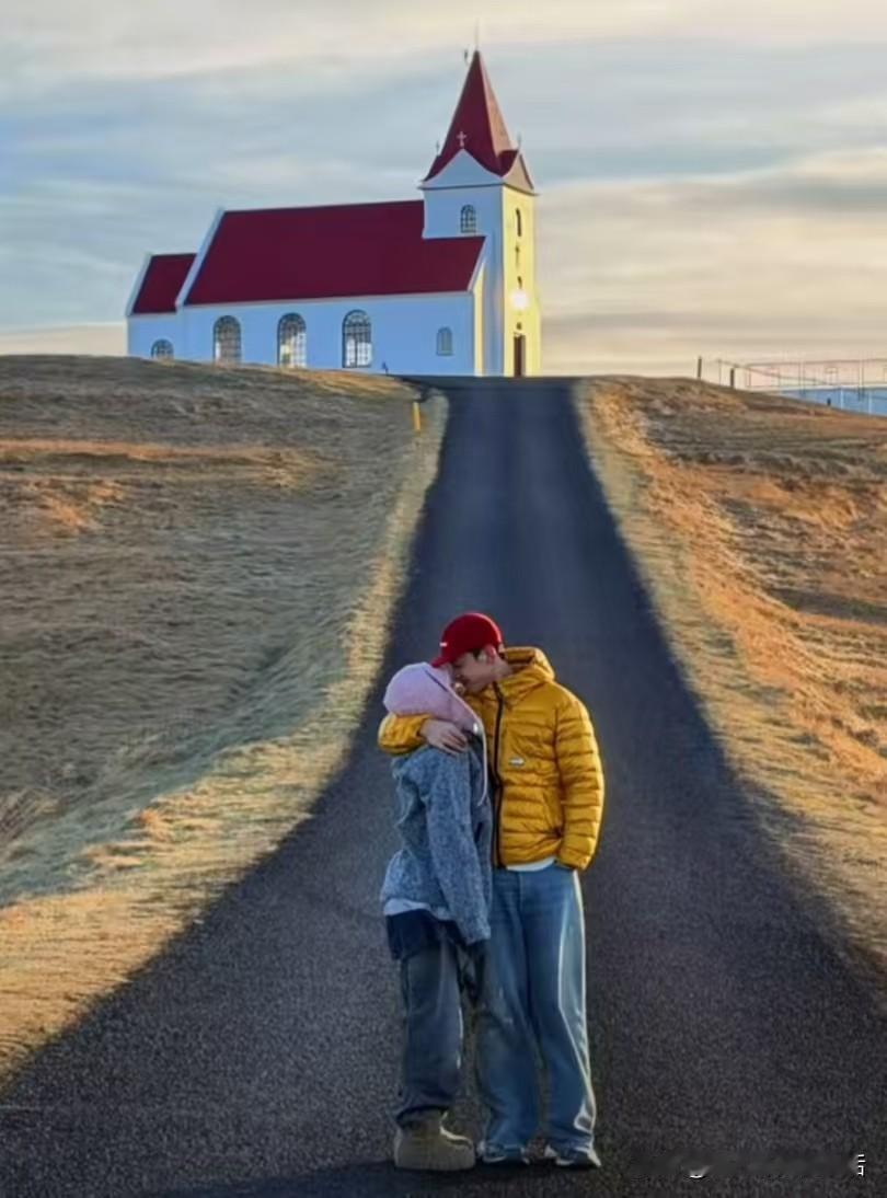 李嘉格和小男友冰岛庆生，甜蜜的粉红泡泡都溢出了屏幕

李嘉格发布了和小男友一起在