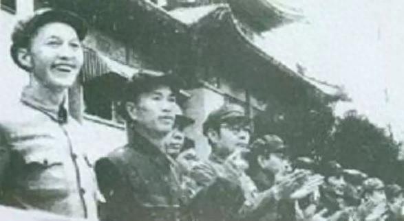 他在农场与知青们一起劳动并交流，拿着行政六级工资，谁遇到困难他都会伸手帮忙！
1
