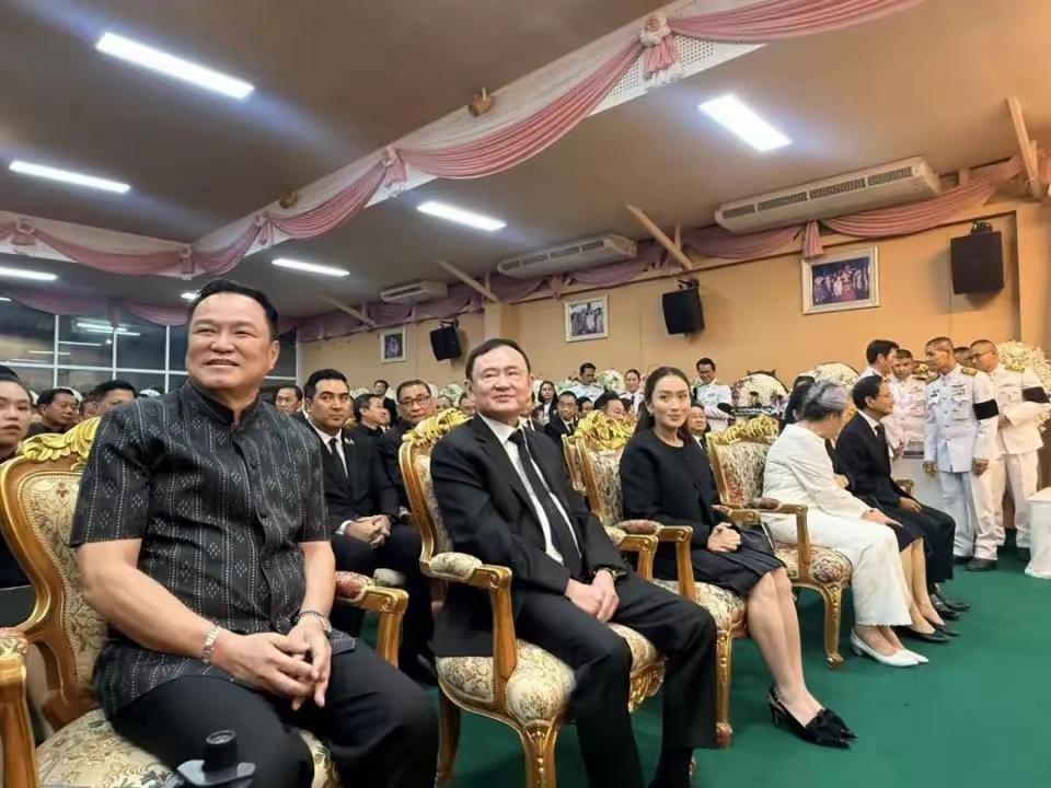 乌汶府前副内政部长克里昂追悼诵经仪式上，他信出狱后第一次与现任总理阿努廷公开碰面