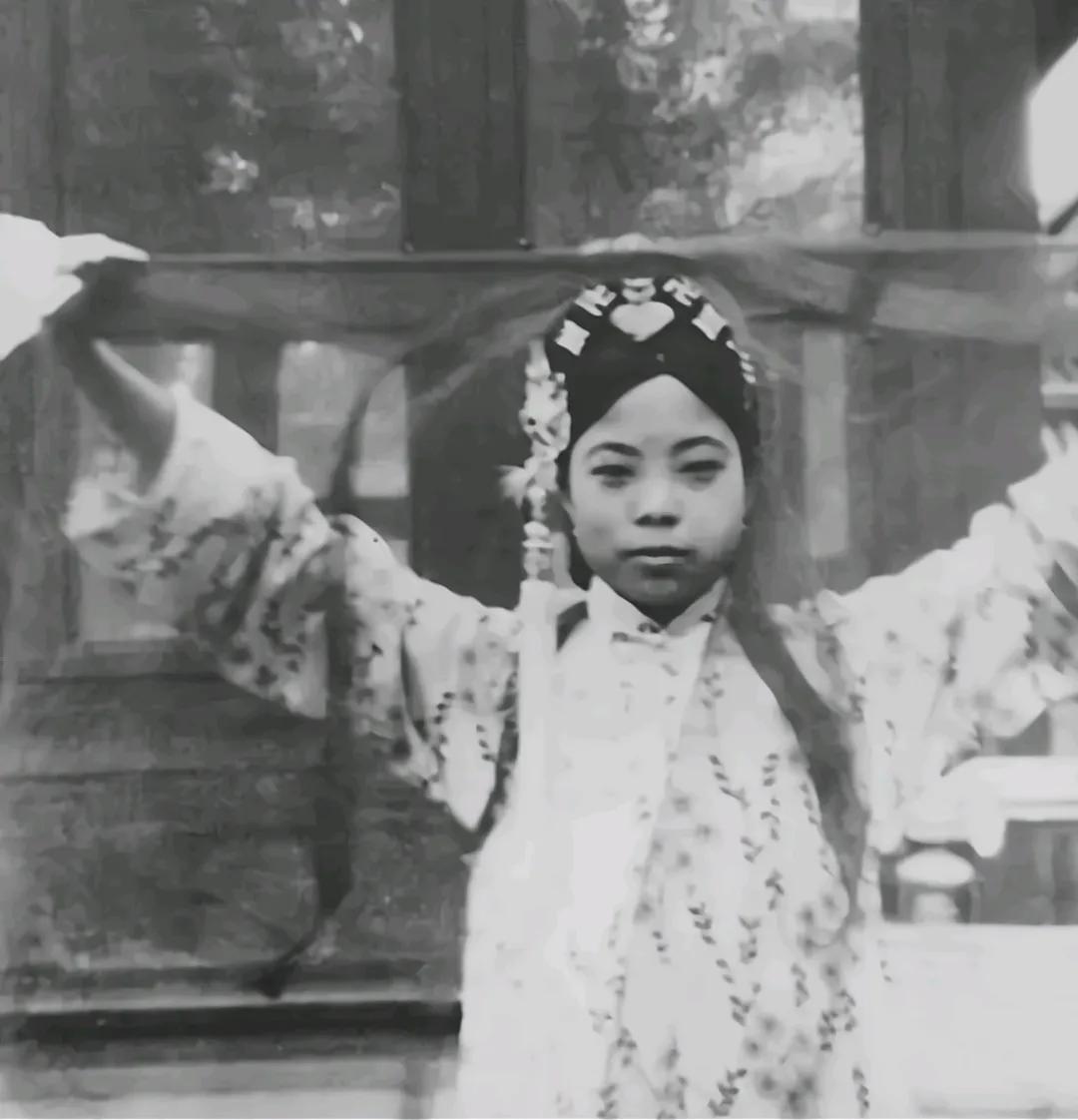 1953年，北京一女子病逝。临终前，她拿出一只金钗交给丈夫：“好好保存！”谁知，