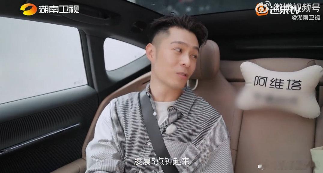 周柏豪把陪伴刻进日常！早起送学、工作结束急着回家，父爱藏不住～ 