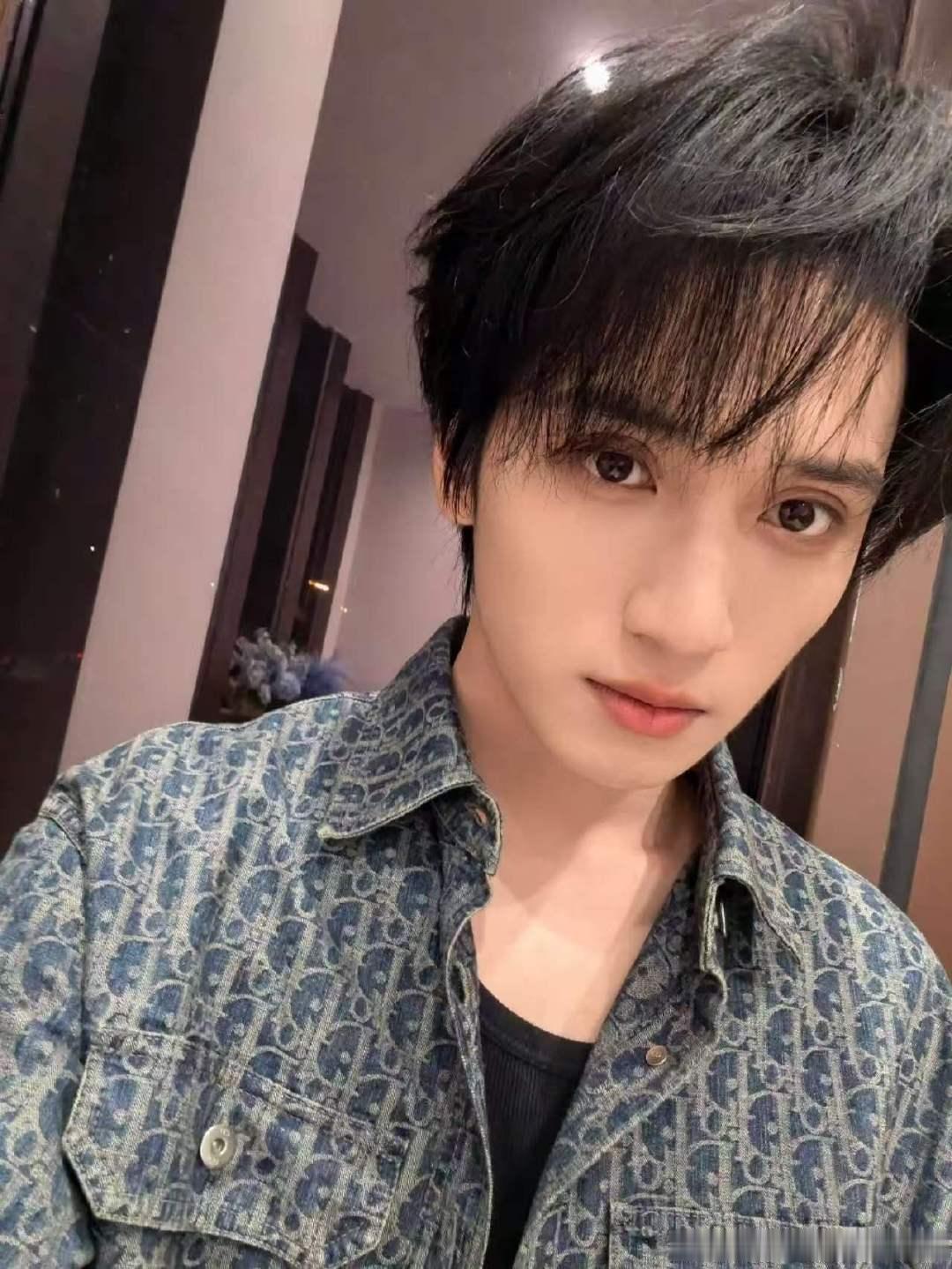 严浩翔鼻梁自带高光严浩翔鼻梁高到自动补光 严浩翔你还是有点太帅了 ​​​