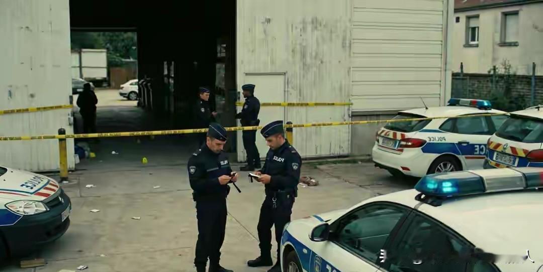 对京东巴黎仓库被盗窃一事，我分析：绝对有内部人员参与。

那么多产品，价值又高，